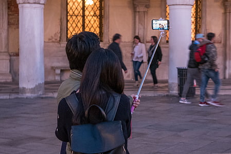 evening-selfie-selfiestick-tourists-thumb.jpg